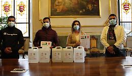 Gel igienizzante donato dalla comunità indiana al Comune