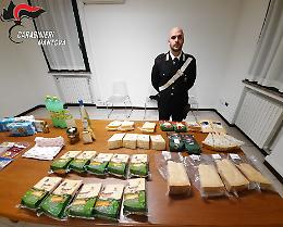 Formaggio, salumi, vino e dolci rubati: due denunciati per ricettazione