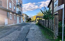 Via privata nel degrado e il Comune ripulisce