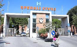 Taglia i rami, precipita e s'infilza sul cancello:  grave 67enne