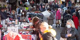 Distanze e mascherine, così il mercato resiste