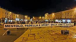 «Pentolata» sul Listone: «State uccidendo l’Italia»