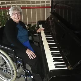 Regala il suo pianoforte alla Rsa per far felice un'ospite