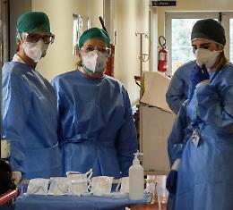 I medici: «Non uscite di casa»