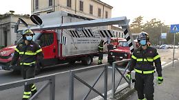 Camion abbatte il portale del ponte di via Cadorna