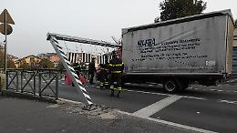 FOTO Il camion incastrato sotto il ponte di via Cadorna