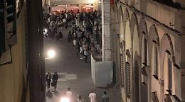 Assembramento a tavoli bar, vigilesse aggredite a Lucca