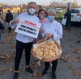 Restrizioni Covid, a Castelvetro sit-in di protesta dei commercianti 