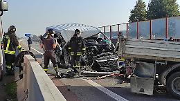 FOTO Violento tamponamento sulla Paullese, i soccorritori sul luogo dell'incidente