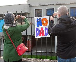 La protesta a suon di cartelloni: «No alla Dad»