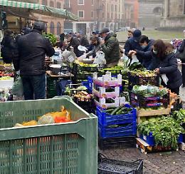 Mercato, banchi presi d'assalto ma senza distanziamento