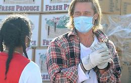 Brad Pitt distribuisce la spesa alle famiglie disagiate