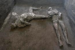 Scoperta a Pompei, ritrovati due corpi intatti