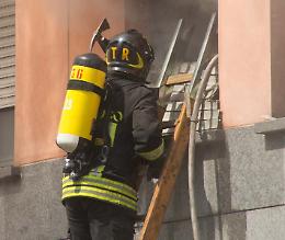 Incendio in casa, fiamme in cucina nel cuore della notte
