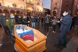 Nuove proteste: a Cremona celebrato il 'funerale del commercio'
