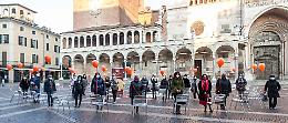 Le sedie vuote in piazza, il flash mob contro la violenza sulle donne