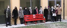 Una panchina rossa in tribunale per le vittime di femminicidio