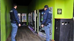 Distrugge i distributori di bevande, denunciato un 20enne
