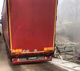 Camion incastrato sul ponte di barche, automobilisti costretti a cambiare percorso