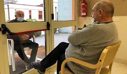 Chiacchiere coi nonni alla vetrata con l'interfono
