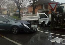 Scontro tra veicoli, 76enne ferito alla testa