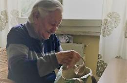 Borse solidali, Stefana le cuce a 91 anni