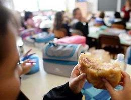 Alunno col pranzo  da casa: «Può consumarlo in mensa»