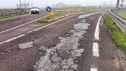 FOTO Strade gruviera, i gommisti: «Dopo il maltempo aumentano i problemi»
