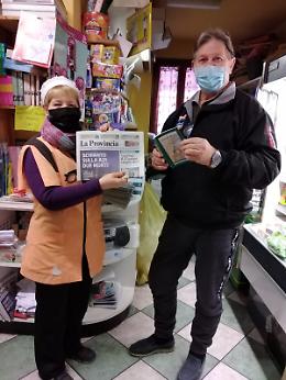 FOTO In edicola è subito grande successo per Silenzio Retico, in regalo con La Provincia