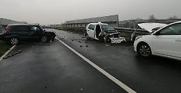 Frontale sul cavalcavia, quattro persone ferite