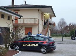 Uccide i due figli a coltellate e si suicida