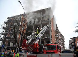 Lascia una  candela accesa, incendio e palazzo evacuato