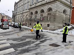 FOTO L'intervento straordinario dei vigili in corso XX Settembre completamente ghiacciato