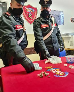 Involucri di droga sotto i sedili dell'auto, nei guai giovane di Stagno Lombardo