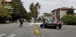 Via la collana con la tecnica dell'abbraccio, due denunciati