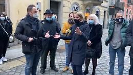VIDEO Ristoratori esasperati protestano davanti alla Prefettura