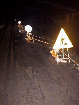Cede la strada tra San Giuliano e Monticelli