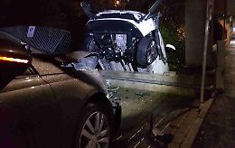 Carambola in via Giordano, auto finisce nel giardino