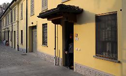 Il parroco scopre il ladro che lo minaccia:  «Torno a bruciarti la casa» 