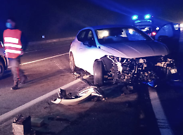 Sbatte contro il guardrail e rimbalza al centro della Paullese, ferite lievi