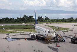 Indonesia, sparito dai radar un aereo partito da Giakarta. "Sospetti rottami in mare"