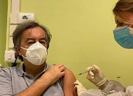 Il super virologo Burioni vaccinato da una cremasca