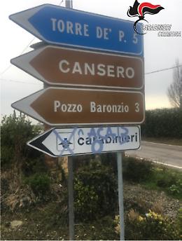 Cartelli stradali e cassonetti imbrattati, segnalati due minorenni