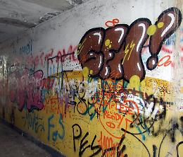 Vandali dello spray scatenati: imbrattato il centro storico