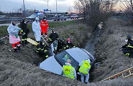Perde il controllo dell'auto, 88enne finisce in un canale