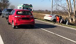Scontro all'incrocio, auto nel fosso: ferito un 26enne