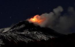 L'Etna dà spettacolo, doppio trabocco lavico da Sud-Est