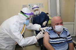 Vaccini, mancano dosi: 'La priorità ai richiami'
