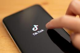 TikTok, da oggi chiede l'età agli utenti italiani