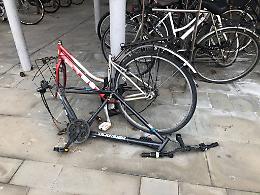 Bici vandalizzate e abbandonate, la stazione è un cimitero